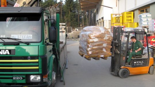 Lagerhaus Mieming - Verladen von regionalen Erdäpfeln